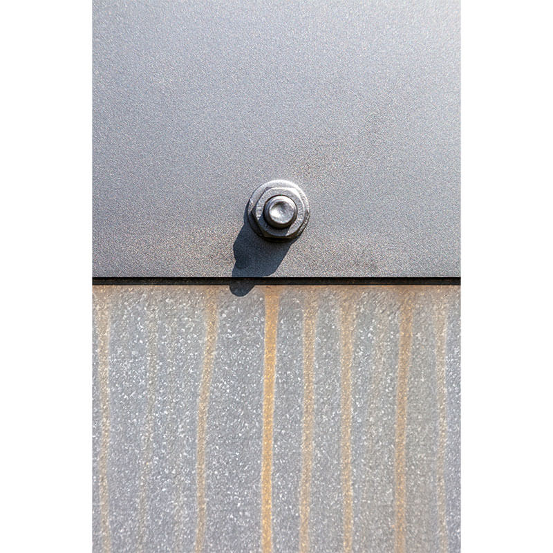Das Edelstahlspray „HardInox“ ist eine korrosions- und witterungsbeständige Oberflächenbeschichtung. Durch die enthaltenen Edelstahlpigmente 316 L ist der Einsatz überall dort möglich, wo eine widerstandsfähige und effektvolle Schutzschicht gefordert ist.