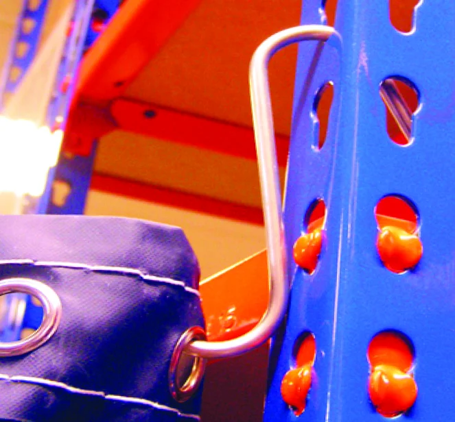 Nahaufnahme von blauen und orangefarbenen Plastikgegenständen mit runden Löchern in bunter Beleuchtung