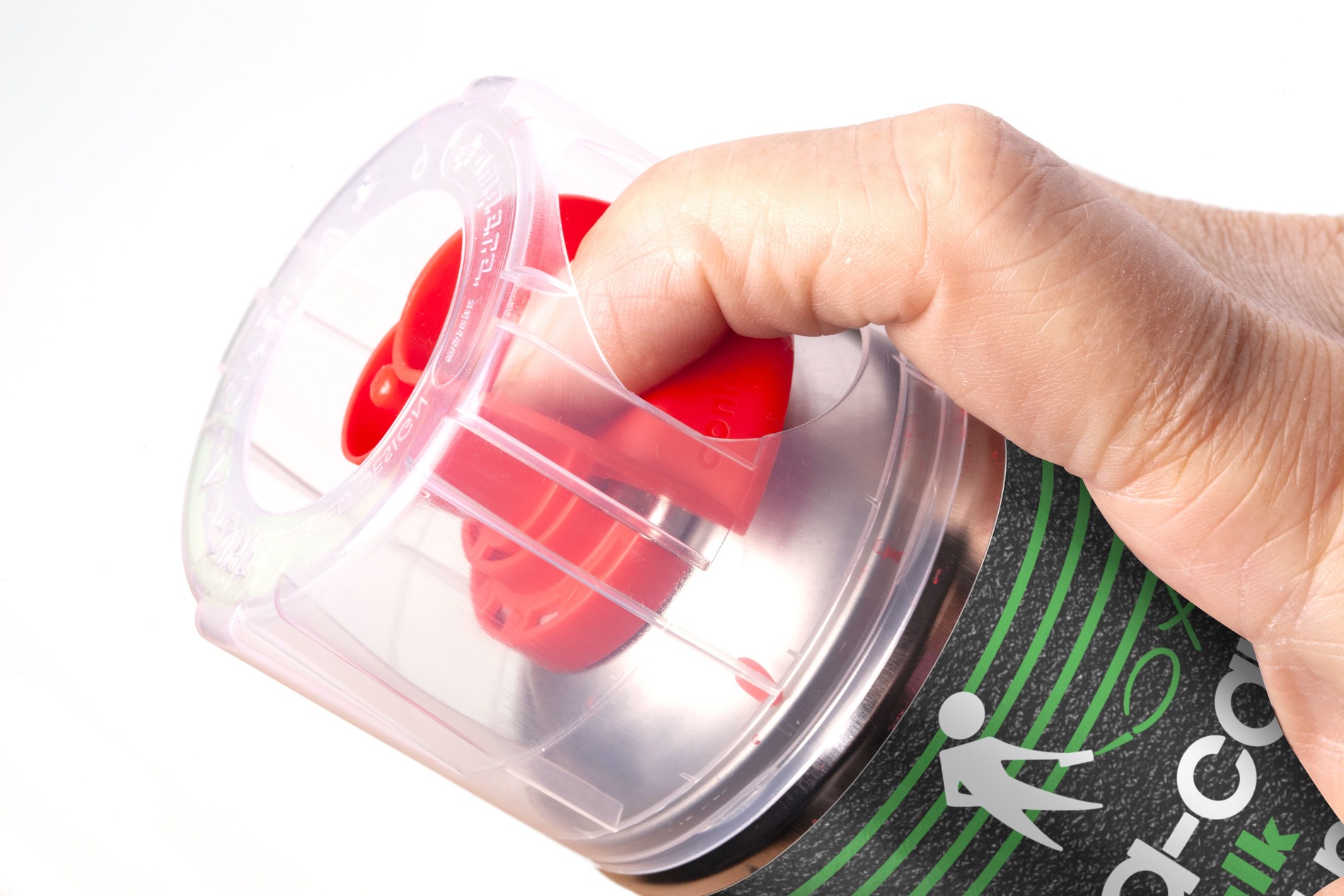 Hand hält transparente Masturbator-Hülse mit rotem Innenteil und schwarzer Verpackung mit grünen Streifen