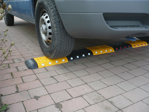 Fahrzeug-auf-der-Schwelle