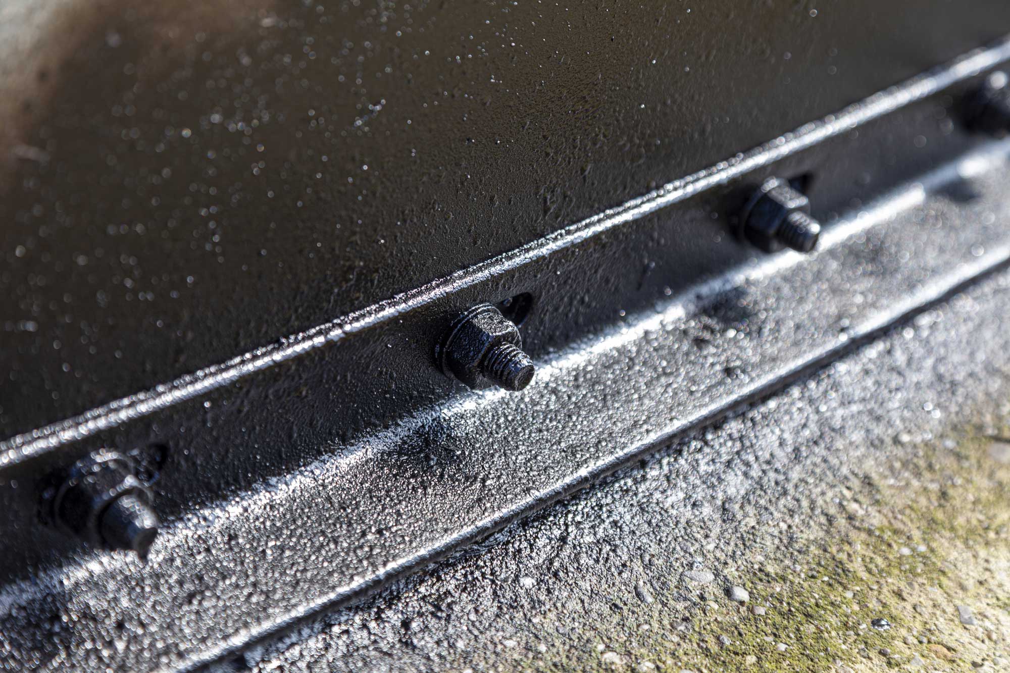 trig-a-cap® Asphalt Bitumen-Dichtungsspray zur Reparatur von Rissen in Dächern Rohrleitungen, Wasserrinnen, zum Schutz vor Rost u.v.m.